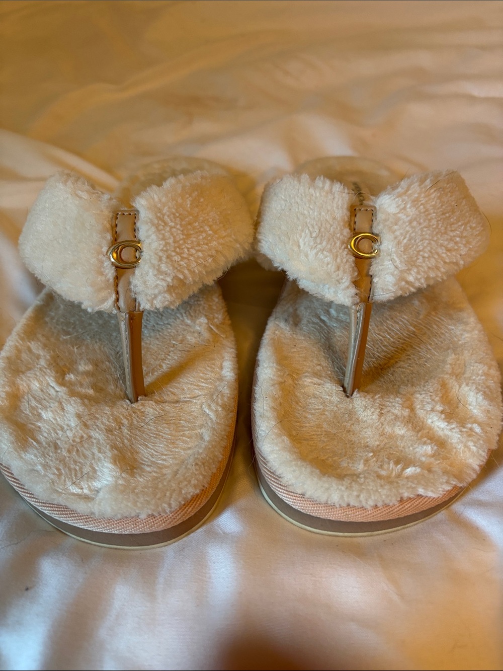 EUC Coach Cream Faux-Shearling Thong Sandals with Gold C Accent - Women